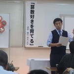 ジャマイカを背にその効用を説かれる細水先生。